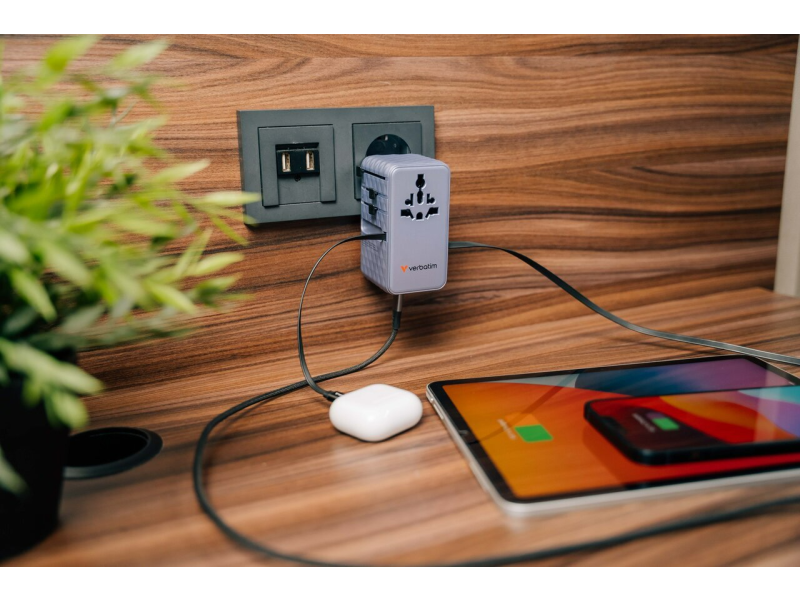 Verbatim Charge ’n Travel 70W 2C ausziehbarer Universaladapter lila