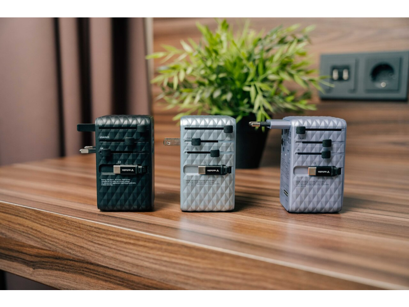 Verbatim Charge ’n Travel 70W 2C ausziehbarer Universaladapter lila