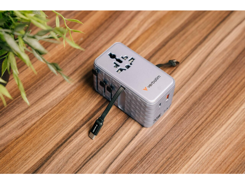 Verbatim Charge ’n Travel 70W 2C ausziehbarer Universaladapter lila