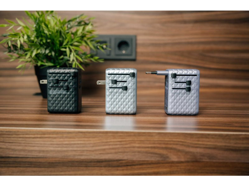 Verbatim Charge 'n' Travel 100W Adapter mit ausziehbarem Kabel schwarz