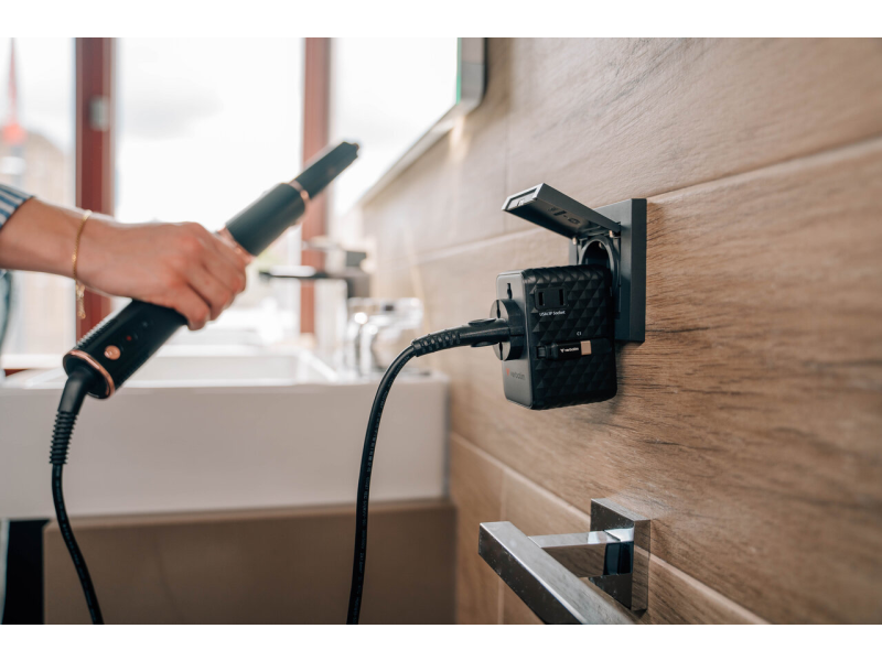 Verbatim Charge 'n' Travel 100W Adapter mit ausziehbarem Kabel schwarz