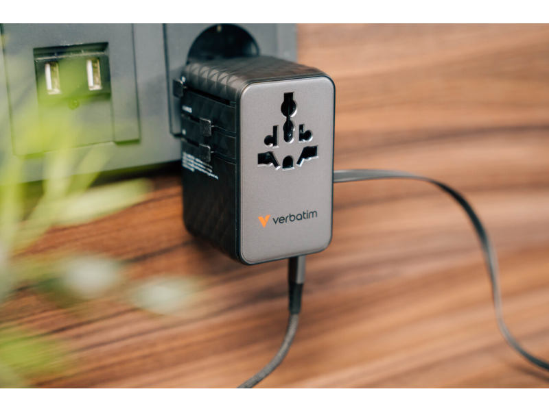Verbatim Charge 'n' Travel 100W Adapter mit ausziehbarem Kabel schwarz