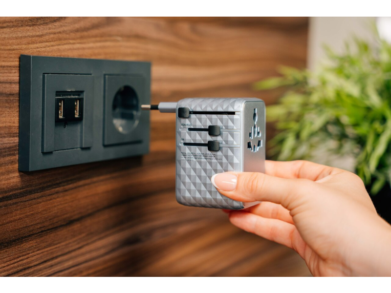 Verbatim Charge 'n' Travel 100W Adapter mit ausziehbarem Kabel, blau