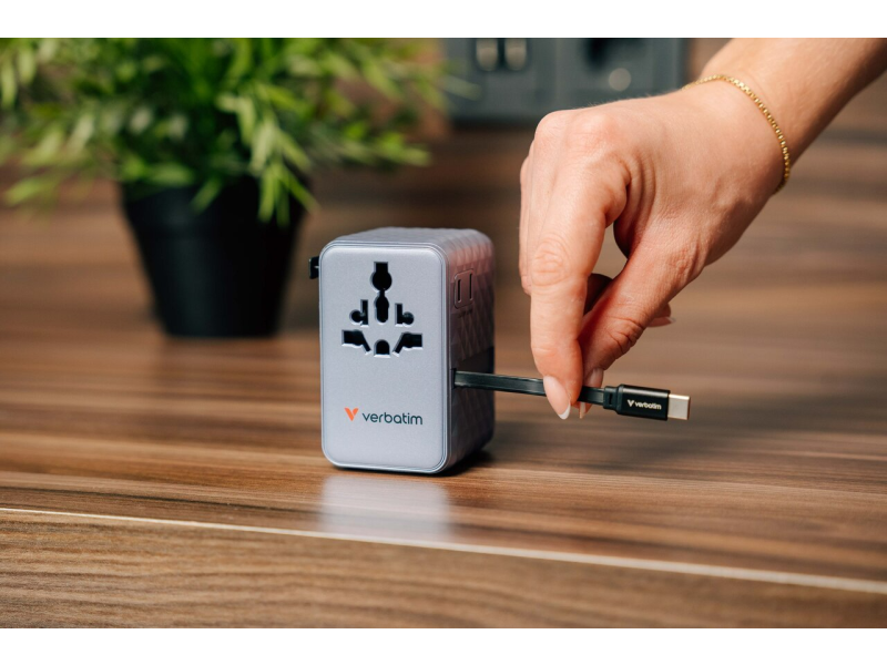 Verbatim Charge 'n' Travel 100W Adapter mit ausziehbarem Kabel lila