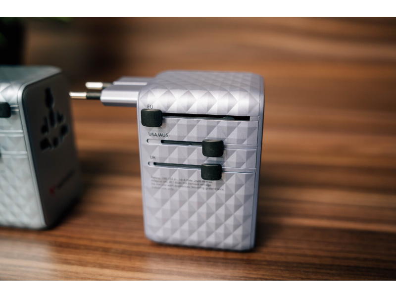 Verbatim Charge 'n' Travel 100W Adapter mit ausziehbarem Kabel lila